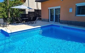 Apartment Gajo With Swimming Pool Near Split